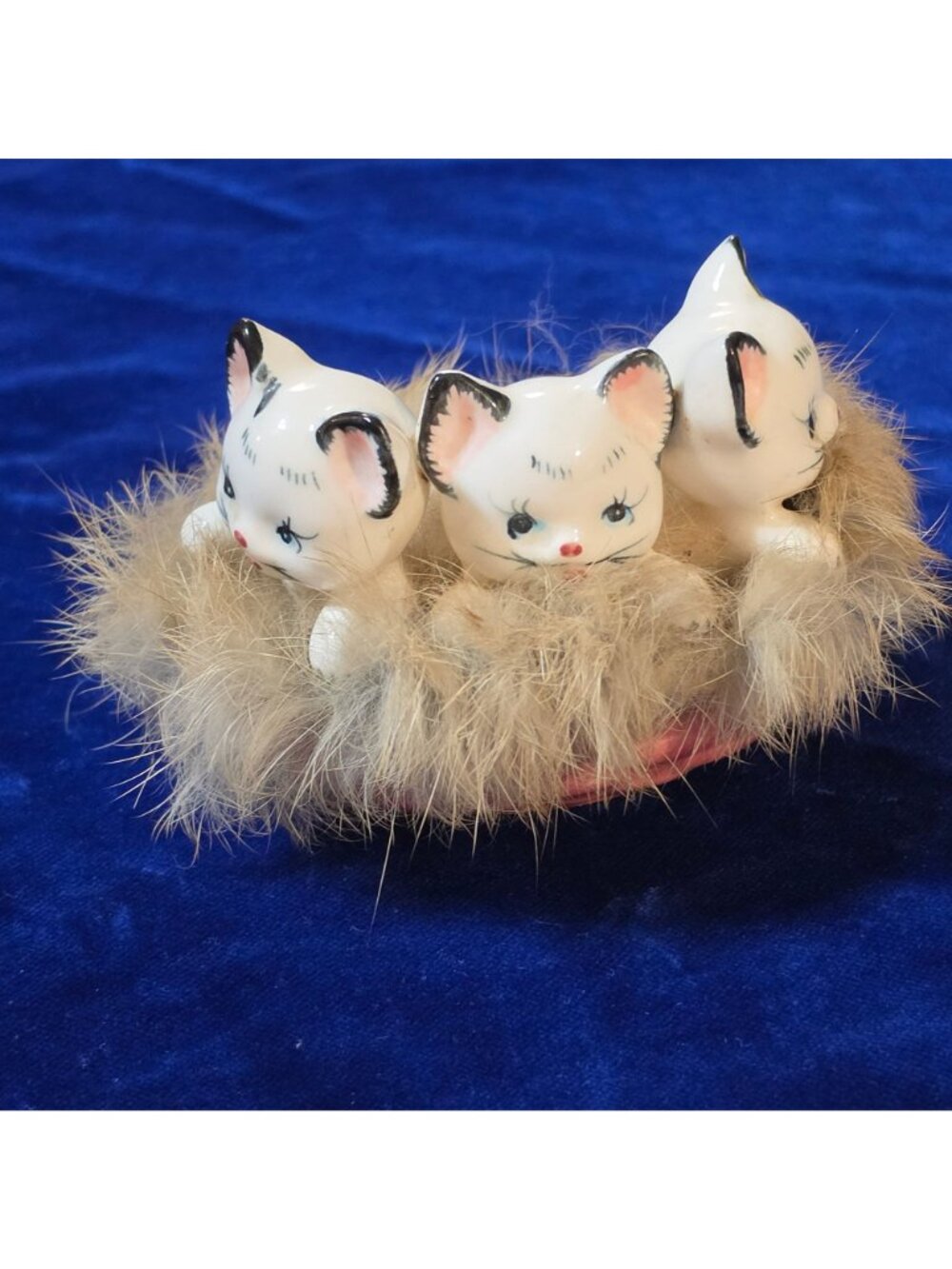 VTG 1950s Kitschy Ceramic 3 Kittens in Pink Basket Figurine Real Rabbit Fur Japa - Picture 3 of 13